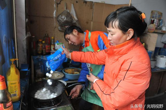 七夕送女朋友什么礼物好最有意义环卫工人送给妻子的特别情人节礼物，“只想