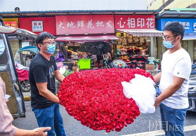 今年情人节送什么好江城这个七夕有点“冷”，但还是有男士3599元预订了999朵