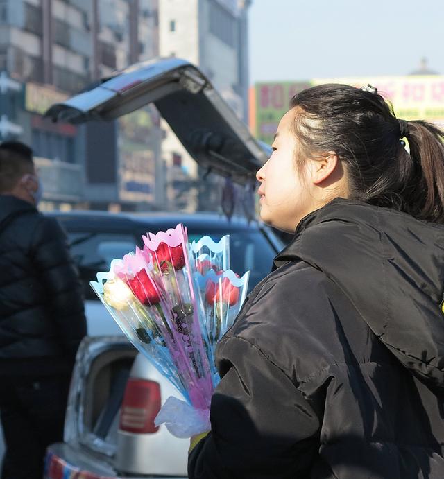 情人节送玫瑰花的含义情人节，手捧玫瑰花的帅哥美女们，浪漫温馨！