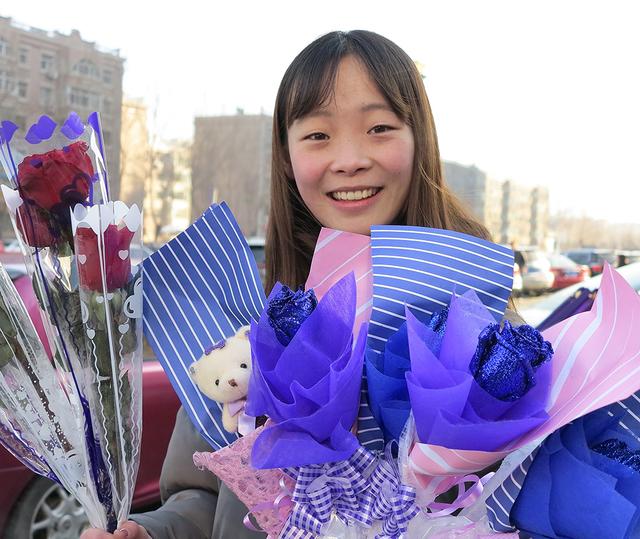 情人节送玫瑰花的含义情人节，手捧玫瑰花的帅哥美女们，浪漫温馨！