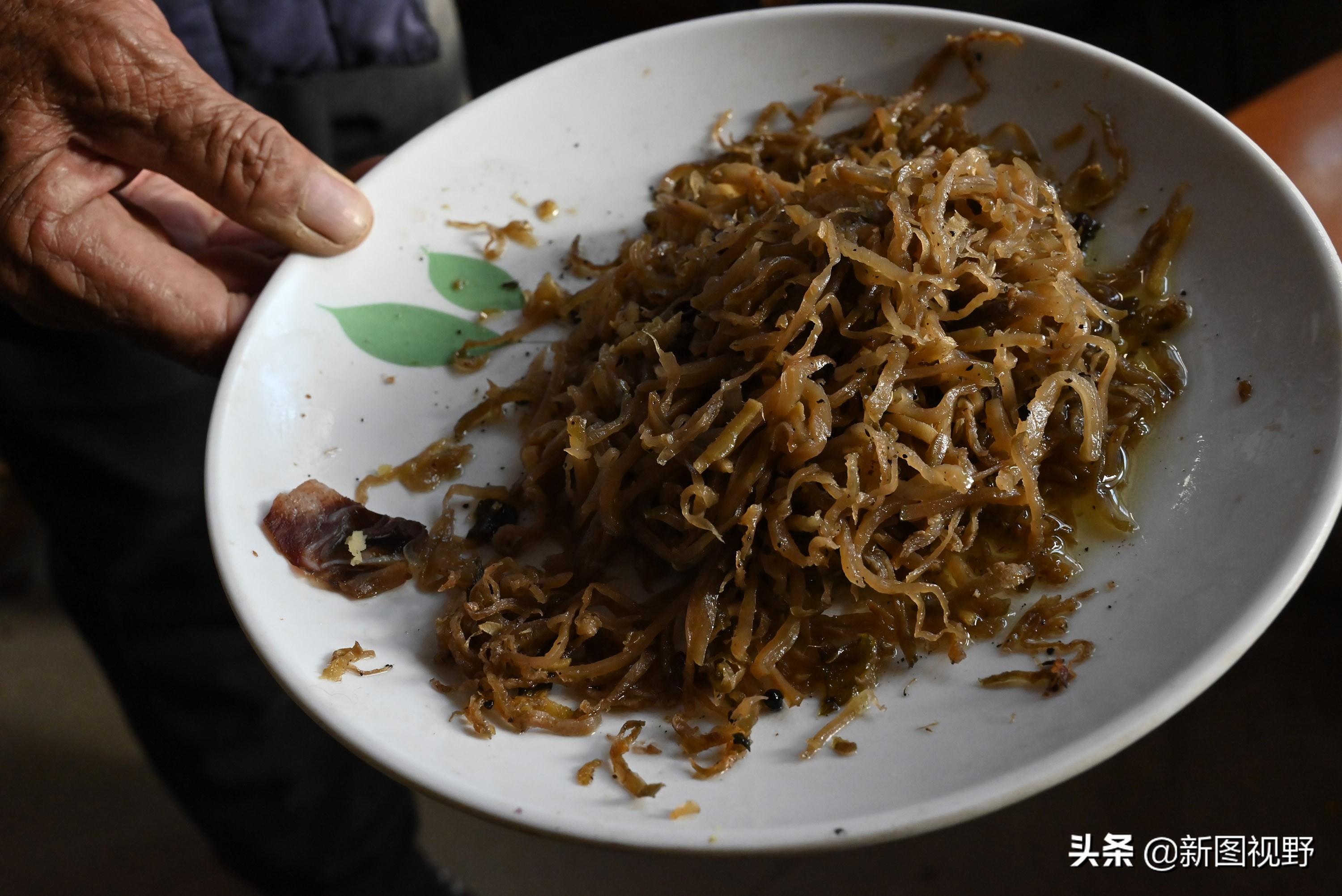 104岁长寿老人，吃饭就1个咸菜，几十年不换花样，看她喜欢吃啥-今日头条