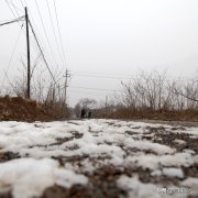 81岁农夫大爷去看86岁老朋友，手提10个鸡蛋，言说送点礼咋回事-今日头